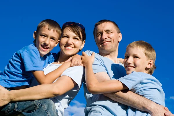 Felice famiglia e cielo — Foto Stock