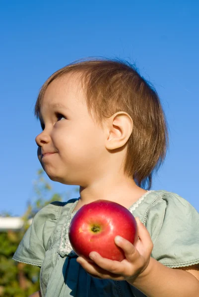 Kind und Apfel — Stockfoto