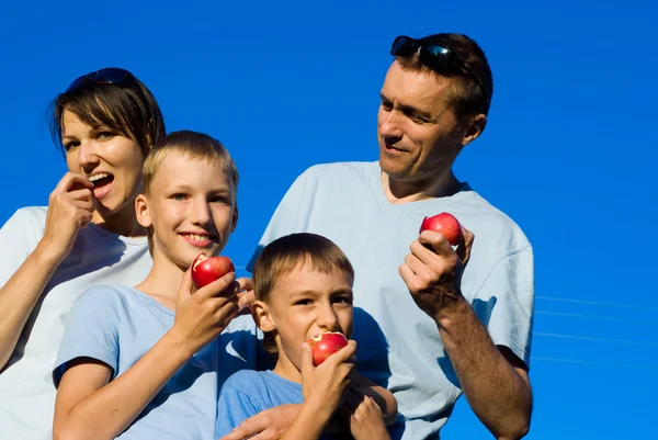 Familia con manzanas — Foto de Stock