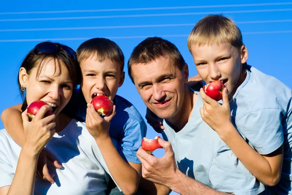 Família com maçãs — Fotografia de Stock