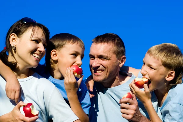 Familjen äta äpplen — Stockfoto