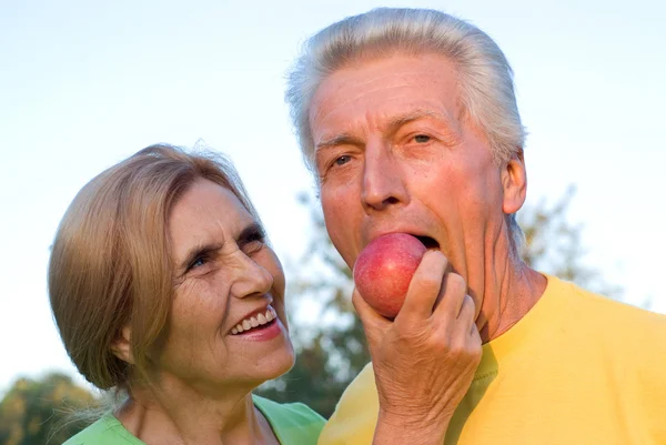 Casal velho com maçãs — Fotografia de Stock