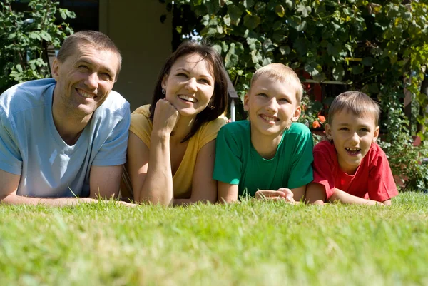 Söta familjen på ett gräs — Stockfoto
