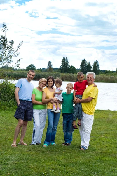 Familia en Lake — Foto de Stock