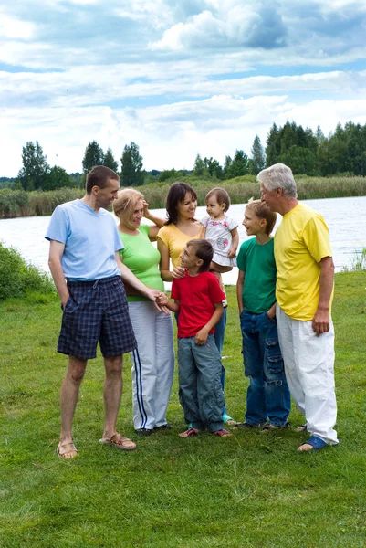 Family at lake — Stock Photo, Image