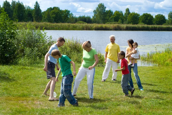 Família feliz jogando — Fotografia de Stock