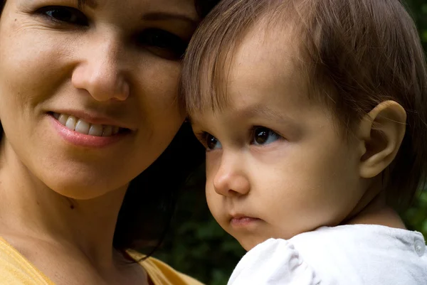 Mom and kid at nature — Stock Photo, Image