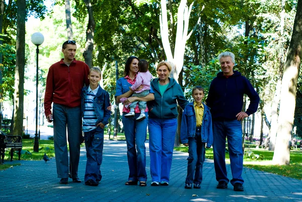 公園でかわいい家族 — ストック写真