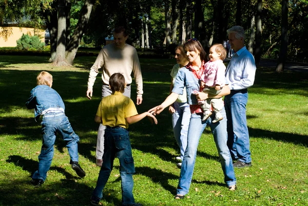 Familjen på park — Stockfoto