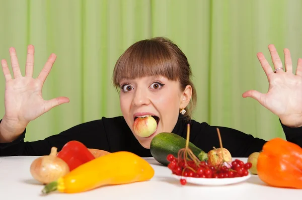 Kvinna med grönsaker — Stockfoto