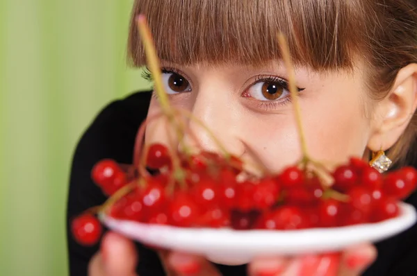Девочка и ягоды — стоковое фото