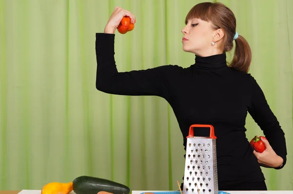 ผู้หญิงเล่นกับผัก — ภาพถ่ายสต็อก