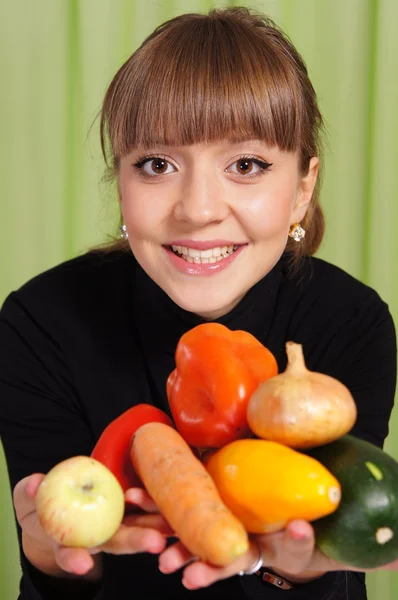 Chica con verduras —  Fotos de Stock