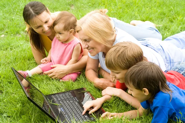 Leuke familie met laptop — Stockfoto