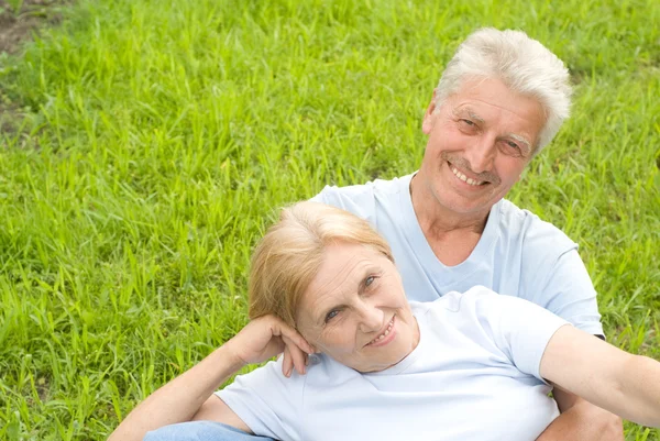 Vieux couple sur herbe — Photo