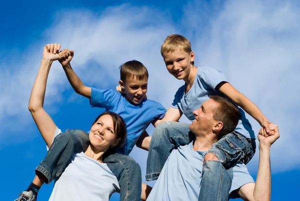 Familjen poserar på sky — Stockfoto