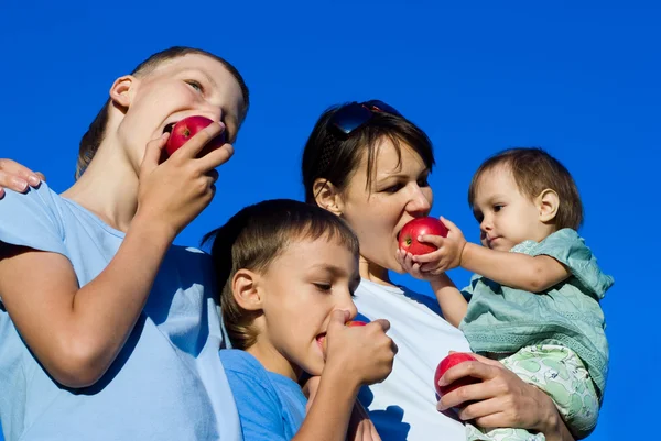 Mamá con niños y manzanas — Foto de Stock