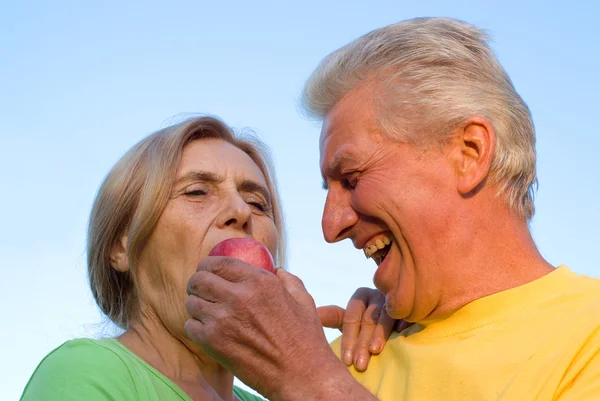 Old couple with apples — Stock Photo, Image