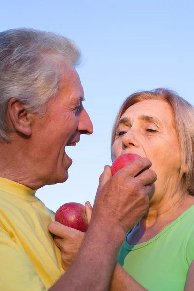 りんごと老夫婦 — ストック写真