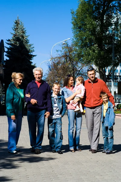 Söta familjen på en park — Stockfoto