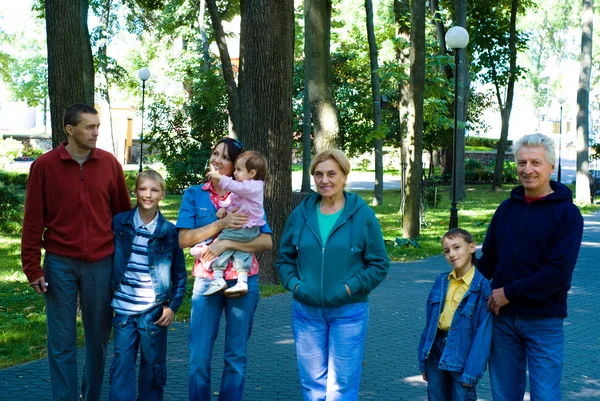Leuke familie in een park — Stockfoto