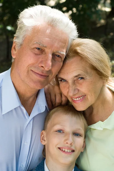 Jongen en grootouders — Stockfoto