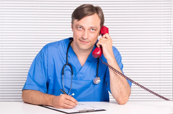 Médico con teléfono —  Fotos de Stock