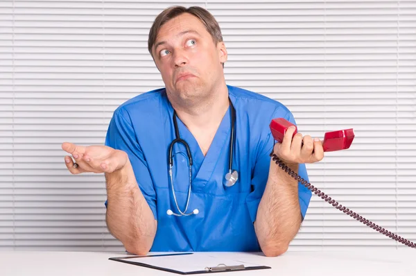 Doctor with telephone — Stockfoto