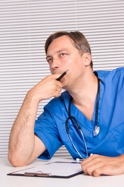 Güzel doktor oturuyor — Stok fotoğraf