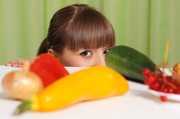 Aranyos nő, zöldségekkel — Stock Fotó