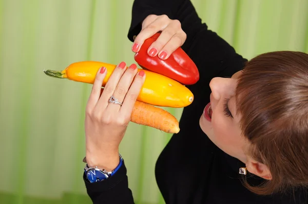 Linda chica con verduras — Foto de Stock