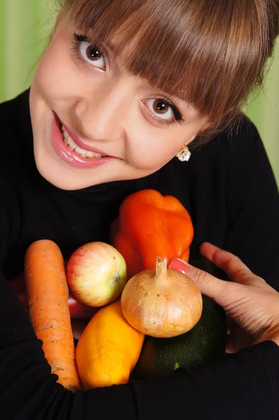 Flicka och grönsaker — Stockfoto