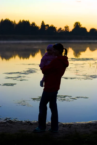 Maminka a dcera na vodu — Stock fotografie