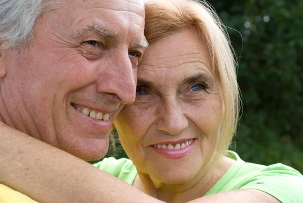 Äldre par på natur — Stockfoto