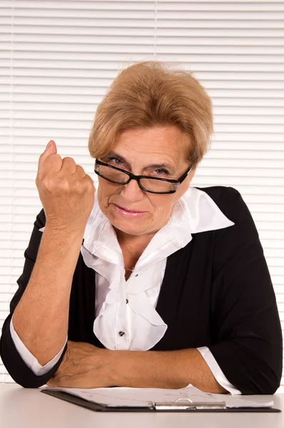 Inteligentní stará žena v kanceláři — Stock fotografie