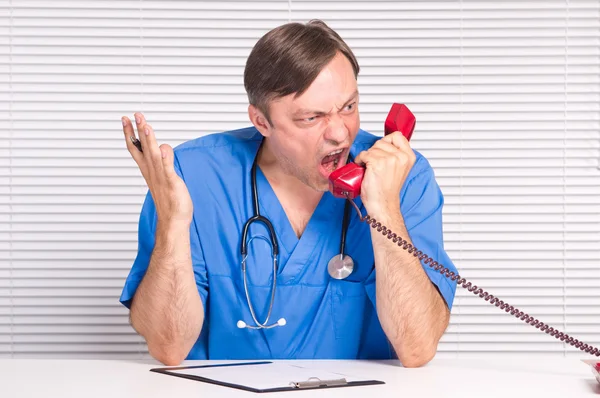 Lékař s telefonem — Stock fotografie