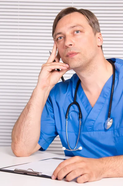 Niedliche Ärztin sitzt — Stockfoto