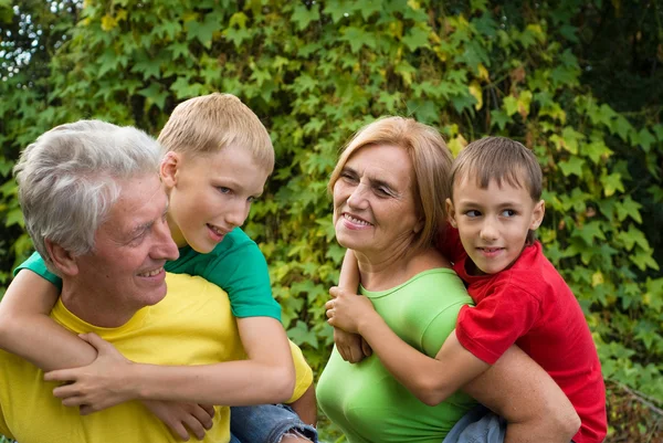 Grootouders en kinderen — Stockfoto