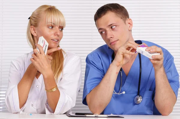 Arzt und Krankenschwester im Büro — Stockfoto