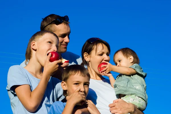 Familjen äpplen äta — Stockfoto