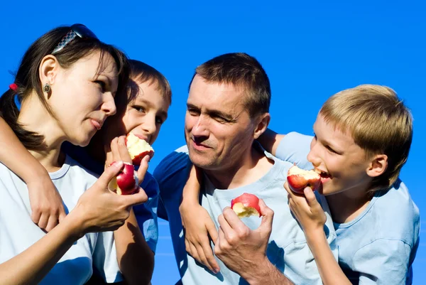 Família e maçãs — Fotografia de Stock