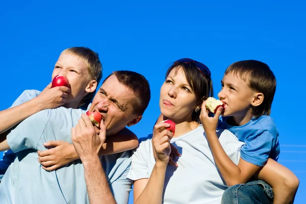 Retrato de familia comiendo —  Fotos de Stock