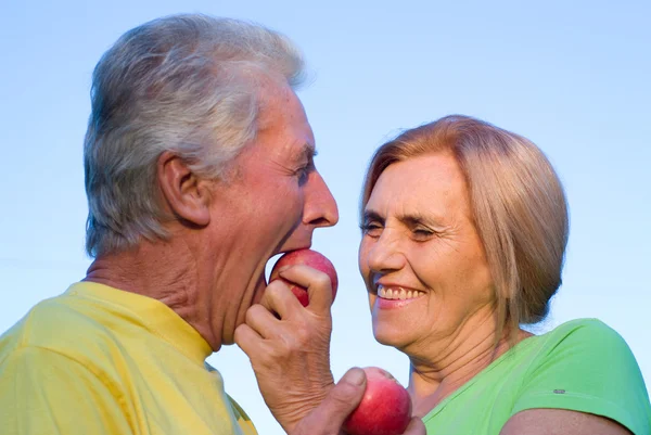 Elma ile yaşlı çift — Stok fotoğraf