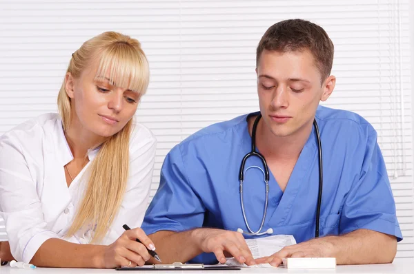 Médico y enfermera en el consultorio —  Fotos de Stock