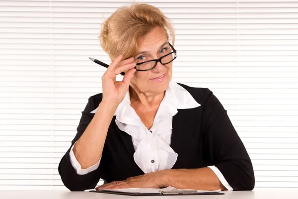 Old woman at office — Stock Photo, Image