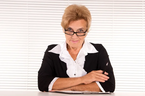 Äldre kvinna på kontor — Stockfoto