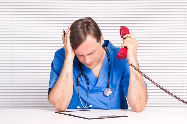 Läkare med telefon — Stockfoto
