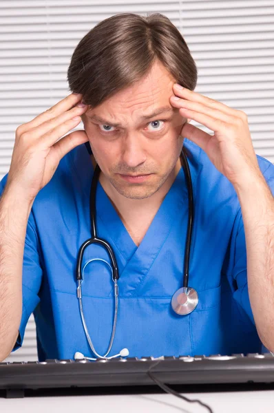 Doctor at computer — Stock Photo, Image