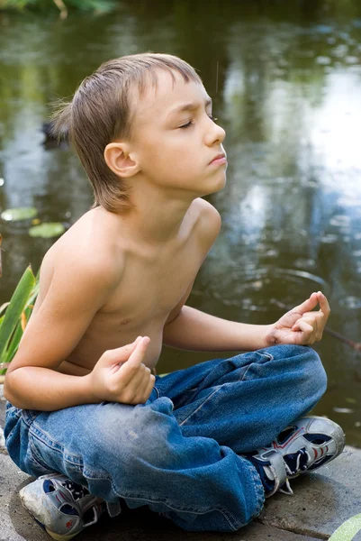 Kleine jongen mediteren — Stockfoto