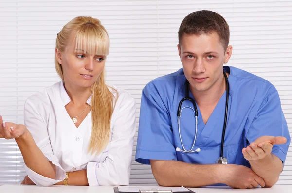 Médico y enfermera en la mesa — Foto de Stock